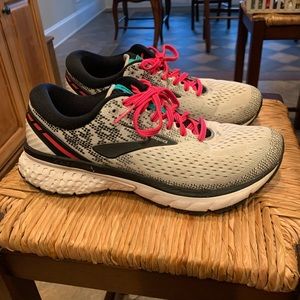 Womens brooks sneakers 8.5 med